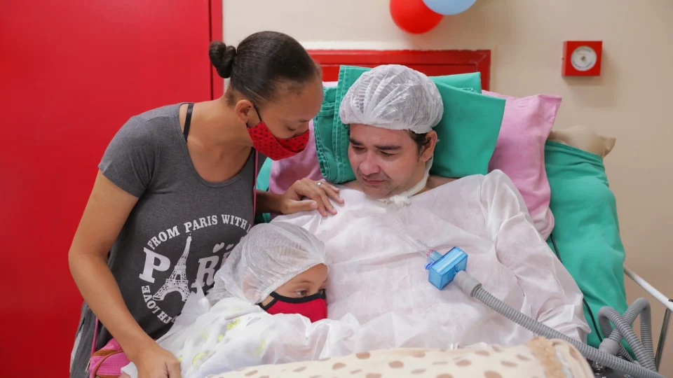 Criança reencontra pai após ele passar um ano internado no Hospital João Lúcio