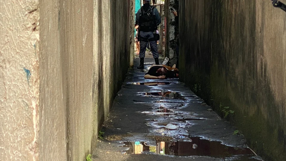 Vídeos de pai desesperado ao descobrir morte do filho na Compensa