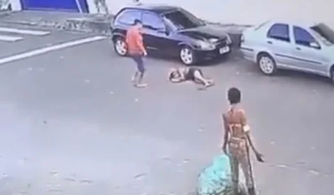 Imagens fortes; Mulher é brutalmente espancada por homem em via pública de Manaus; Veja vídeo