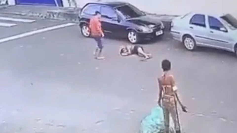Imagens fortes; Mulher é brutalmente espancada por homem em via pública de Manaus; Veja vídeo