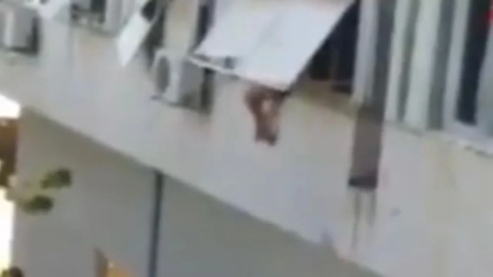 Desesperada, jovem pula do 3º andar de prédio para  fugir de traficantes sexuais; Veja vídeo