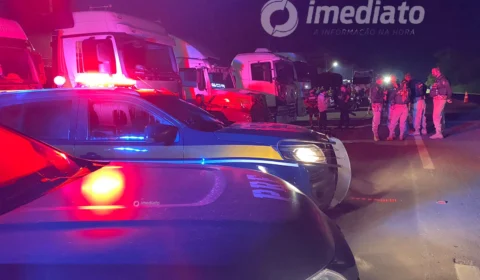 Vídeos de caminhoneiros interditando BR-174