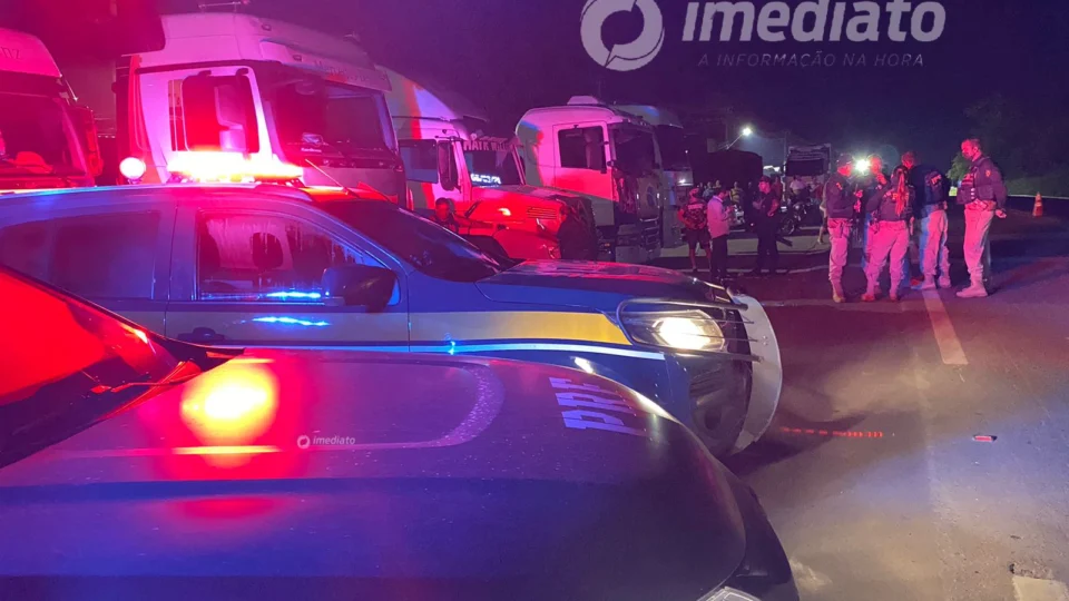 Vídeos de caminhoneiros interditando BR-174