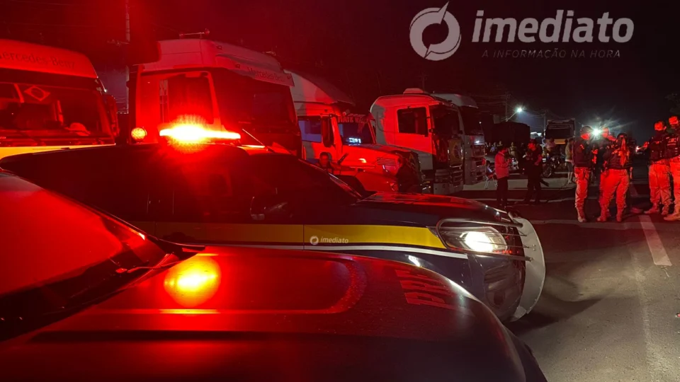 Caminhoneiros interditam BR-174 e caminhões são impedidos de trazer alimentos para Manaus