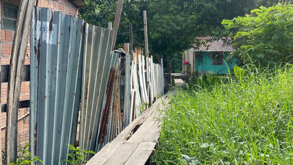 Moradores do Zumbi que sofrem com alagamentos temem novas chuvas