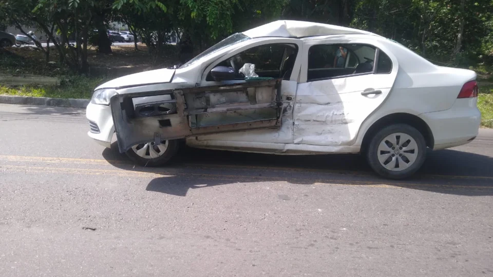 Caminhão de 7 toneladas atinge violentamente lateral de Voyage no conjunto Tiradentes