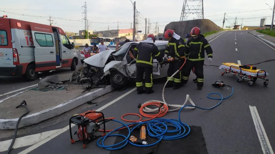 Motorista fica preso às ferragens em acidente na zona Norte de Manaus