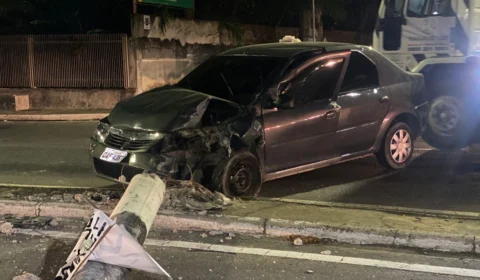 Veja vídeo: Carro derruba poste na avenida André Araújo neste domingo