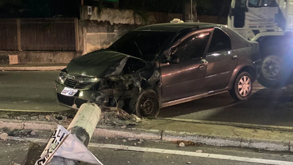 Veja vídeo: Carro derruba poste na avenida André Araújo neste domingo