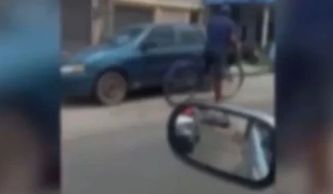 Após ser esfaqueada pelo ex-companheiro, mulher anda ensanguentada pela rua pedindo socorro; Veja vídeo