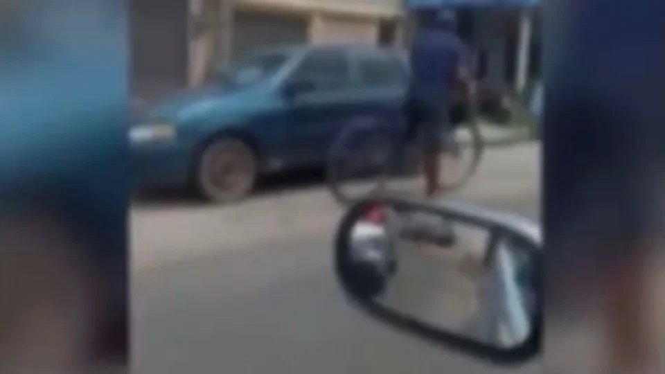 Após ser esfaqueada pelo ex-companheiro, mulher anda ensanguentada pela rua pedindo socorro; Veja vídeo