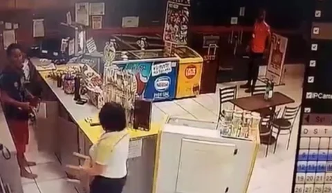 Homem descontrolado armado com terçado, invade loja de conveniência e ameaça funcionários no bairro Aleixo; Veja vídeo