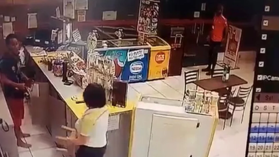 Homem descontrolado armado com terçado, invade loja de conveniência e ameaça funcionários no bairro Aleixo; Veja vídeo