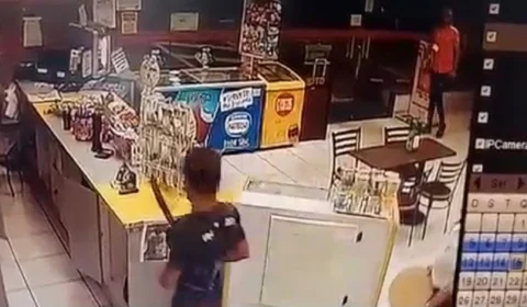 Homem descontrolado armado com terçado invade loja de conveniência e ameaça funcionários no bairro Aleixo