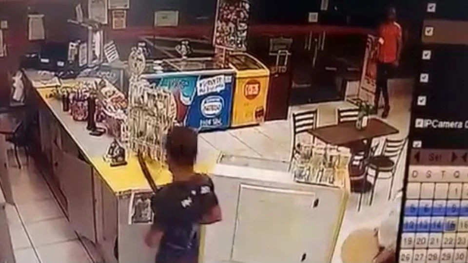 Homem descontrolado armado com terçado invade loja de conveniência e ameaça funcionários no bairro Aleixo