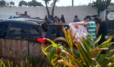 Corpo de mulher é encontrado nu em carro que foi abandonado no São Raimundo; Veja vídeo