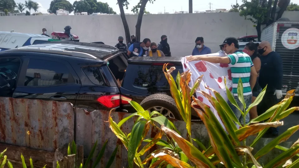 Corpo de mulher é encontrado nu em carro que foi abandonado no São Raimundo; Veja vídeo