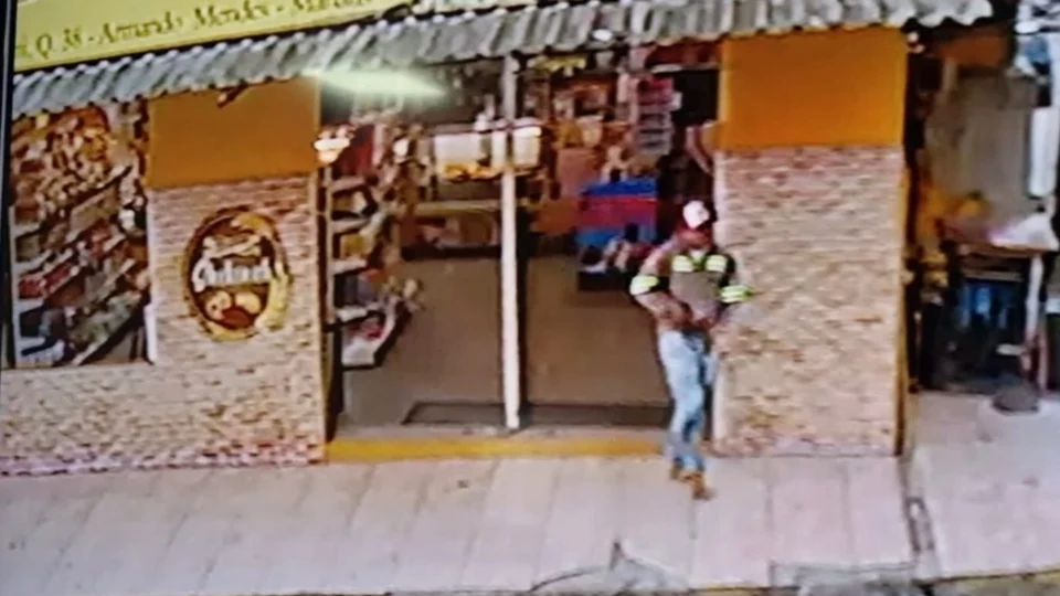 Vídeo; Assaltante vestido com farda da Manaus Energia atira em dono de padaria