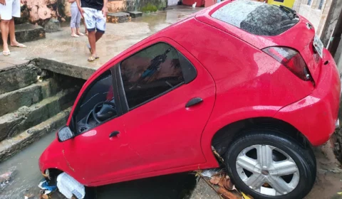 Veja vídeo; Após forte chuva em Manaus carro vai parar em bueiro