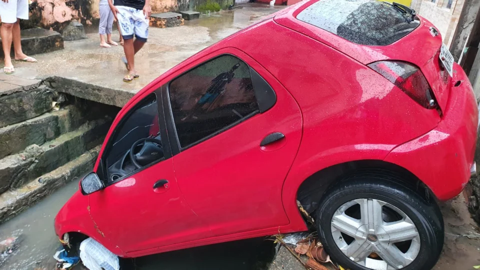 Veja vídeo; Após forte chuva em Manaus carro vai parar em bueiro