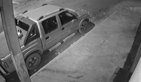 Mulher é largada em calçada após ser esfaqueada por homem; Veja vídeo