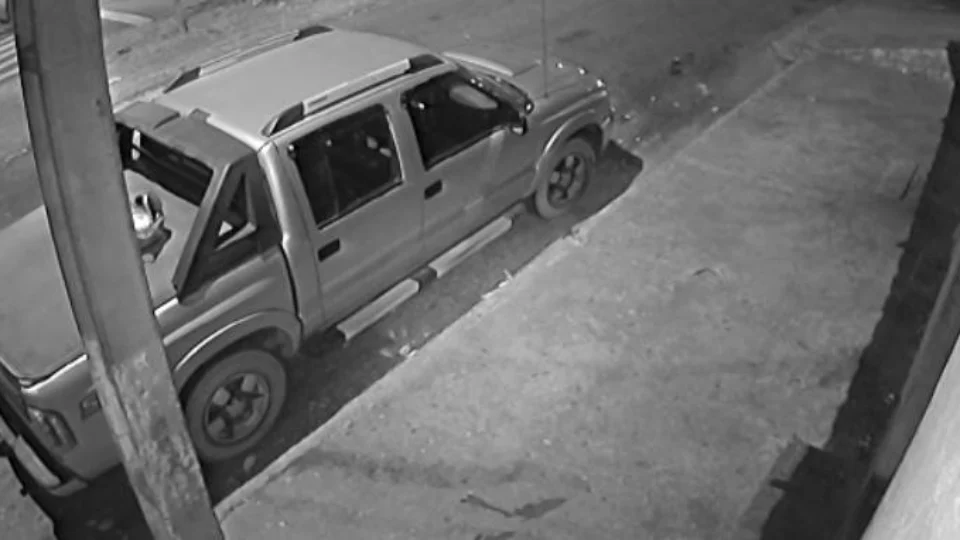 Mulher é largada em calçada após ser esfaqueada por homem; Veja vídeo