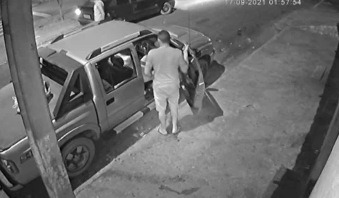 Crueldade; Mulher é largada em calçada após ser esfaqueada por homem; Veja vídeo