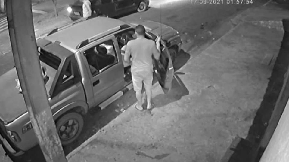 Crueldade; Mulher é largada em calçada após ser esfaqueada por homem; Veja vídeo