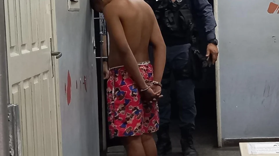 Com apenas 20 anos homem é preso com mais de 200 trouxinhas de drogas no Núcleo 3, na Cidade Nova