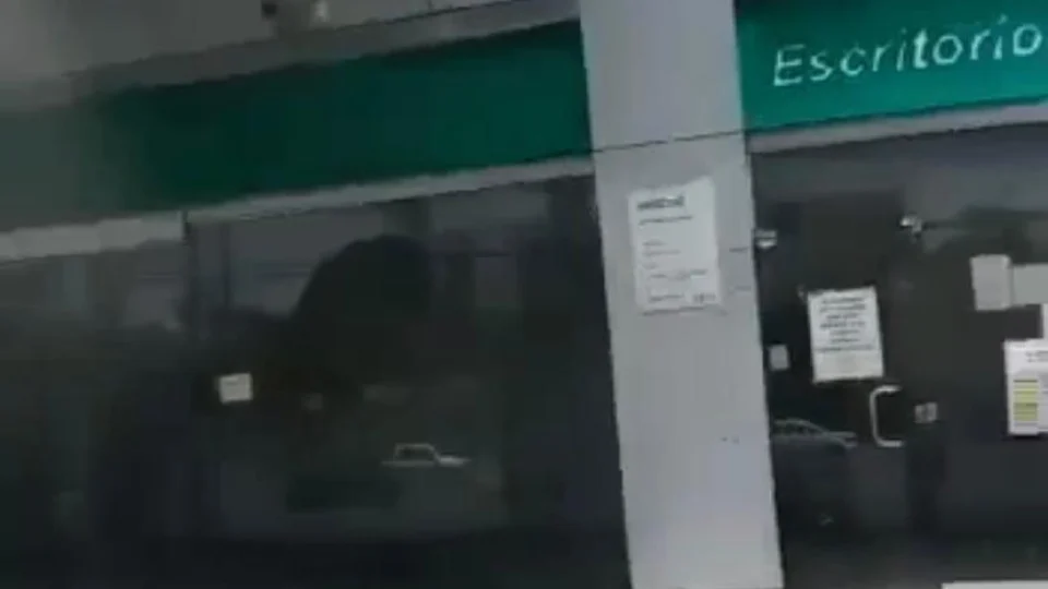 Veja vídeo; Frentista filma HB20 branco furtando combustível em posto de gasolina