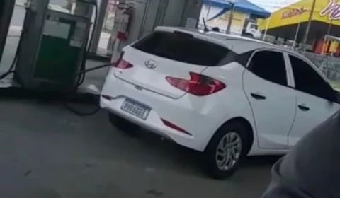 Frentista filma HB20 branco furtando combustível em posto de gasolina; Veja vídeo