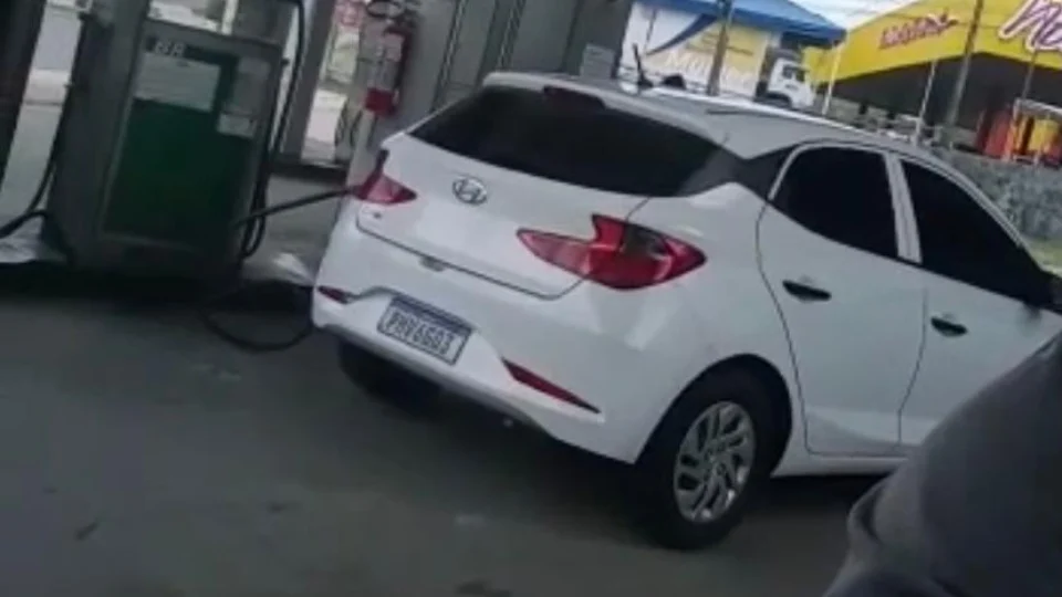 Frentista filma HB20 branco furtando combustível em posto de gasolina; Veja vídeo