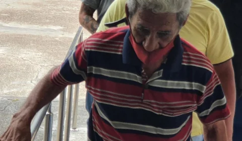 Idoso é preso aplicando golpe de benefício do INSS, em Manaus; Veja vídeo