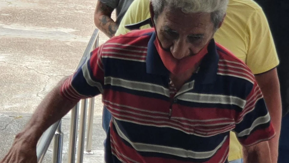 Idoso é preso aplicando golpe de benefício do INSS, em Manaus; Veja vídeo