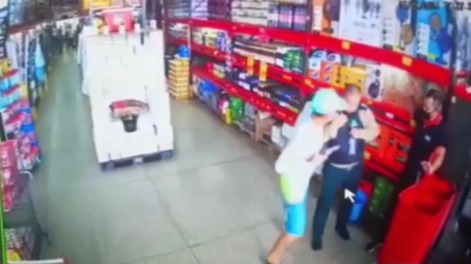 Delegado pede ajuda na identificação de bandidos que roubaram arma de Vigilante; Veja vídeo