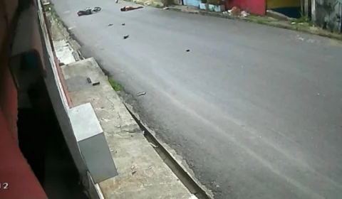 Câmeras de segurança registram  homem sendo arremessado de motocicleta no bairro Alvorada; Veja vídeos