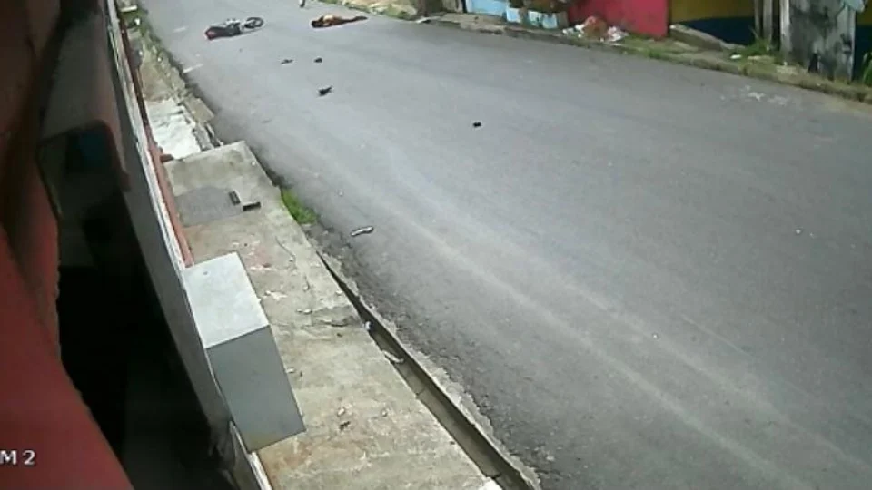Câmeras de segurança registram  homem sendo arremessado de motocicleta no bairro Alvorada; Veja vídeos