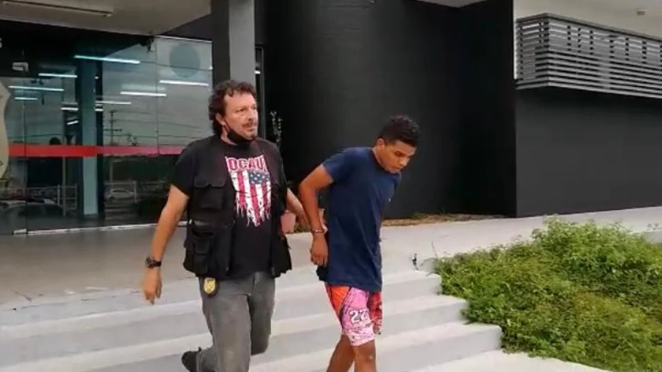 Jovem é preso por morte de padrasto quando ainda era adolescente; Veja vídeos
