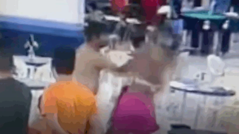 Veja vídeo; Advogado agride empresária em clube com socos e chutes