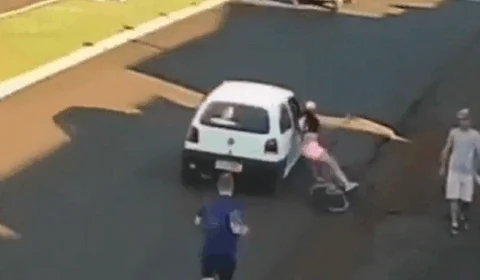 Absurdo! Homem em carro passa a mão em ciclista, a derruba e foge; Suspeito foi preso