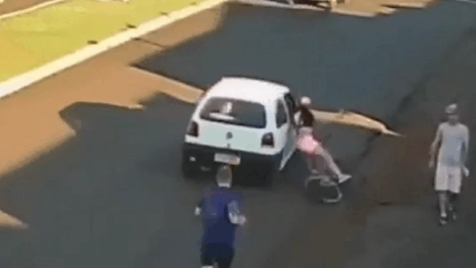 Absurdo! Homem em carro passa a mão em ciclista, a derruba e foge; Suspeito foi preso