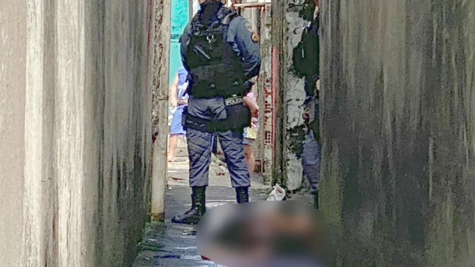 Homem é assassinado com vários tiros em beco na Avenida Brasil – IMAGENS FORTES