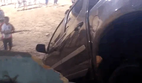 Motorista perde controle e carro invade campo na zona Norte de Manaus