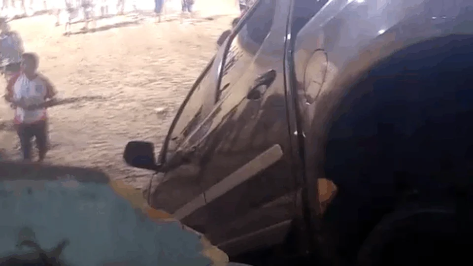 Motorista perde controle e carro invade campo na zona Norte de Manaus