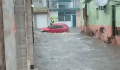 Veja vídeo; Após forte chuva em Manaus carro vai parar em bueiro
