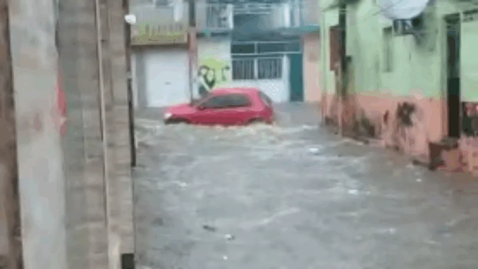 Veja vídeo; Após forte chuva em Manaus carro vai parar em bueiro