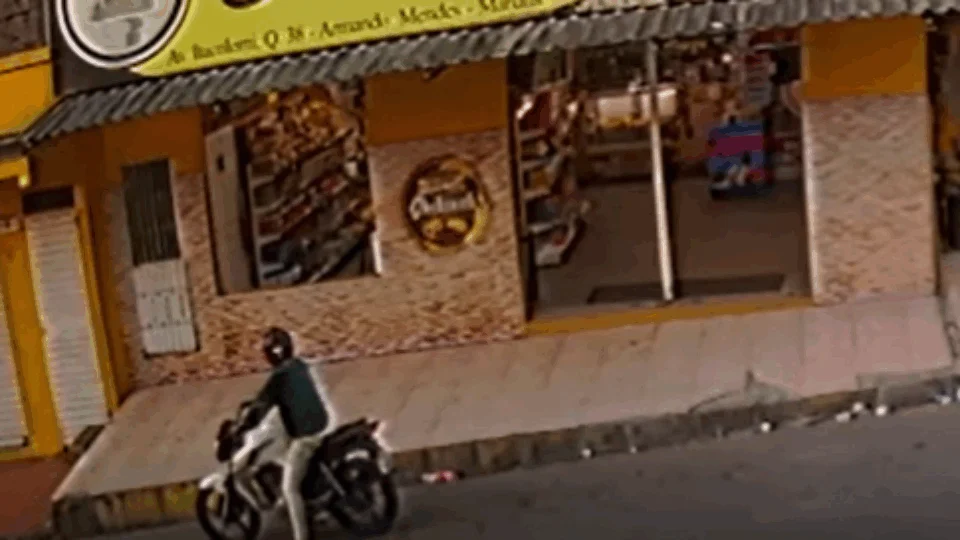 Vídeo; Assaltante vestido com farda da Manaus Energia atira em dono de padaria