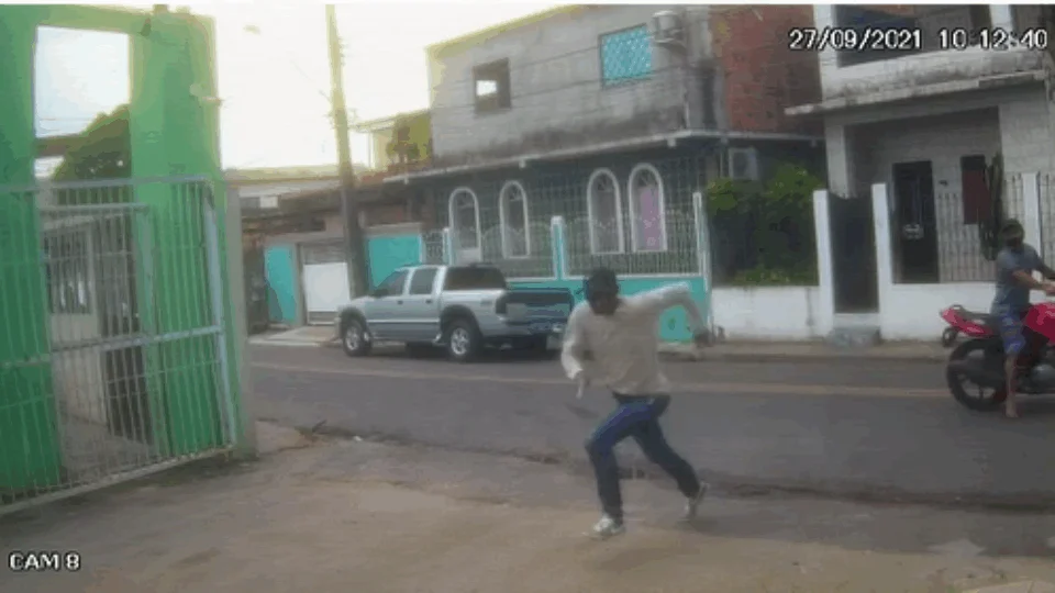 Vídeo mostra momento em que homem é perseguido e alvejado na Compensa