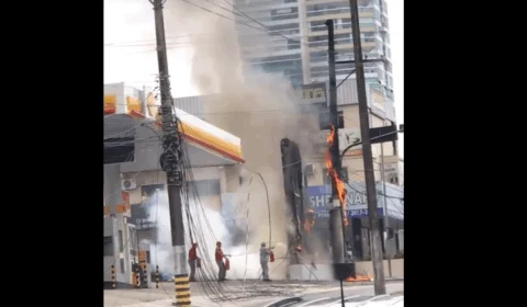 Perigo: Poste pega fogo ao lado de posto de gasolina na Av. Maceió; Veja vídeo