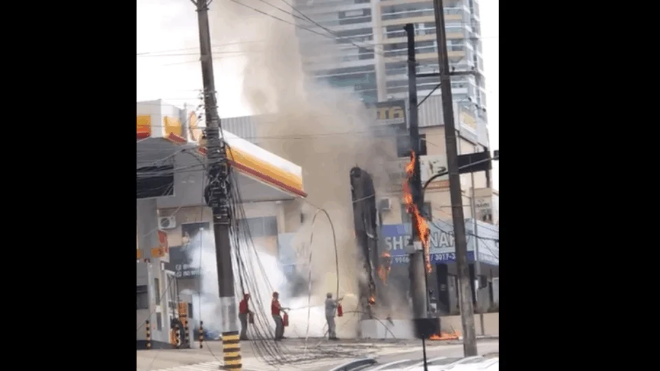 Perigo: Poste pega fogo ao lado de posto de gasolina na Av. Maceió; Veja vídeo